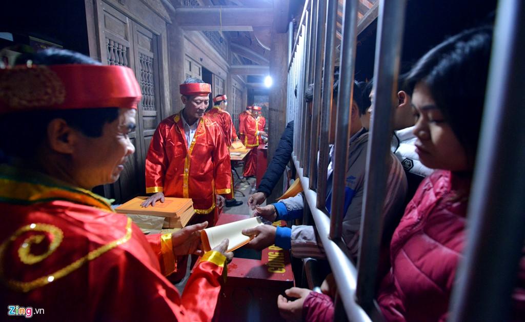 Va vat qua dem, xep hang tu 4h sang xin an den Tran hinh anh 8