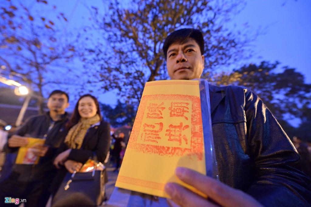 Va vat qua dem, xep hang tu 4h sang xin an den Tran hinh anh 10