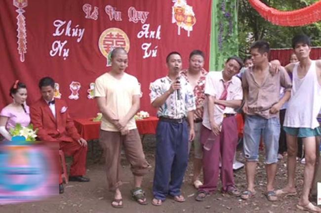 Một mô-típ gây cười quen thuộc đoàn làm phim là khiến khán giả chú ý bằng những nhân vật có tạo hình không giống ai: vẩu, ngọng, chân tay khua khoắng, gầy tong teo,... và trang phục nhếch nhác, sơ sài,...