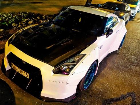 Xe thể thao Nissan GT-R độ thân rộng kiểu Nhật tại Sài Gòn