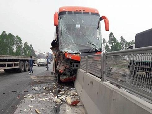 Xe khách giường nằm chẻ đôi trên dải phân cách