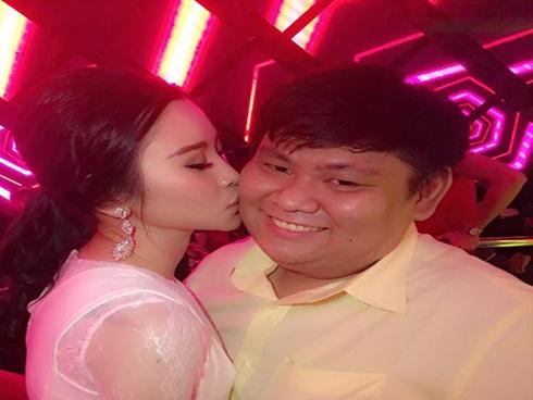 Chàng 130kg có bạn gái chuẩn hot girl dịp Valentine, FA “phát hờn”