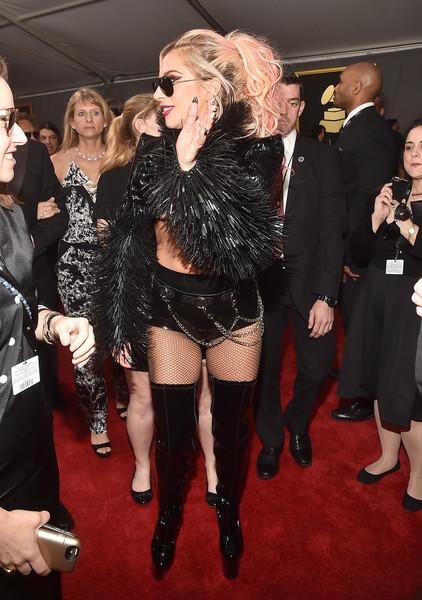 Nữ ca sỹ thân thiện vẫy chào cánh phóng viên ảnh