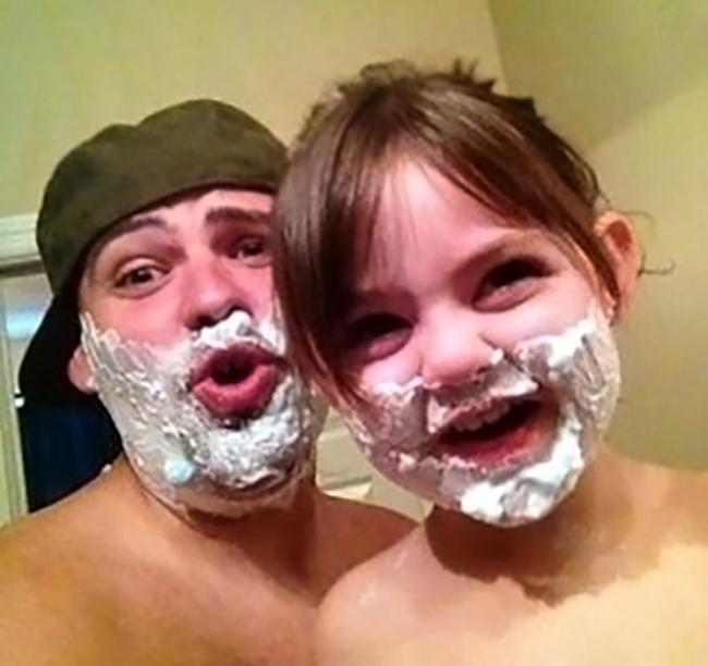 Hô hô, con gái có râu đâu mà cũng đua đòi "cạo" hả?