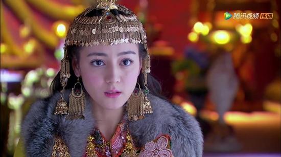 Có một điều là dù khuôn mặt mang những nét lai Tây nhưng Địch Lệ Nhiệt Ba vẫn rất được các đạo diễn phim cổ trang ưu ái.