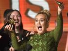 Adele bẻ vỡ kèn Grammy tặng một nửa cho Beyonce ngay trên sân khấu
