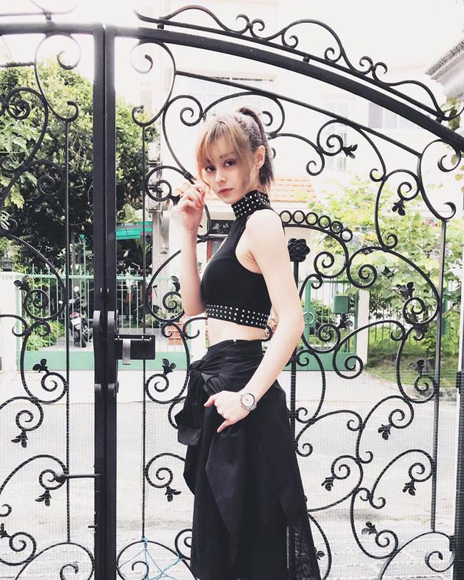 Chẳng hẹn mà gặp: Mỹ Linh, Ngọc Trinh, Huyền My... đều diện đồ đen trong street style tuần qua - Ảnh 7.