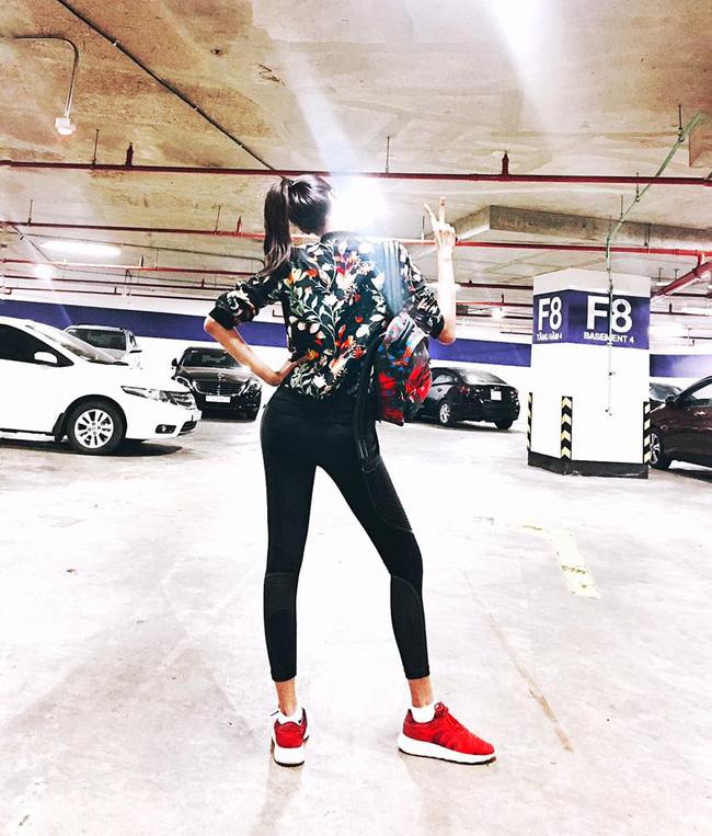 Chẳng hẹn mà gặp: Mỹ Linh, Ngọc Trinh, Huyền My... đều diện đồ đen trong street style tuần qua - Ảnh 8.