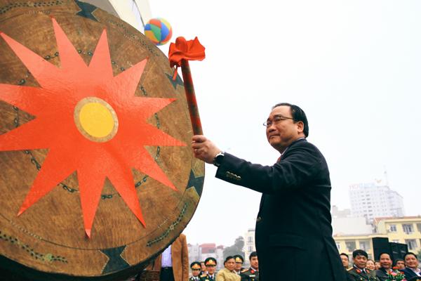 Ông Hoàng Trung Hải – Bí thư thành ủy, TP Hà Nội, đã đến dự và đánh trống xuất quân khích lệ tinh thần các chiến sĩ.