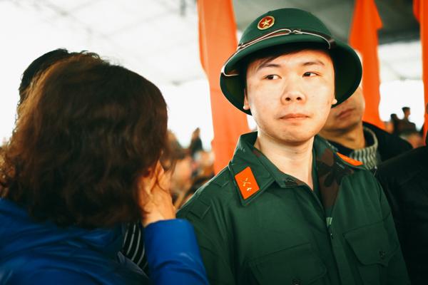 Hàng trăm người là gia đình, bạn bè các tân binh đến đưa tiễn. Đa phần mọi người đều tỏ ra rất xúc động khi sắp chia tay người thân của mình.