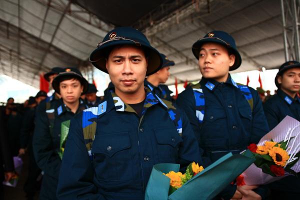 Làm dáng trước khi lên xe về đơn vị mới.