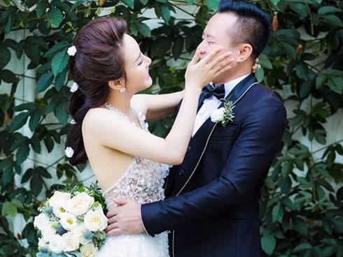 Chọn ngày Valentine, Vy Oanh tung ảnh cưới với 'người tình trong bóng tối'