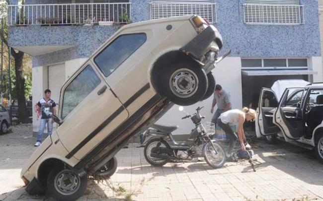 Có cái gì đấy "hư cấu" ở đây.