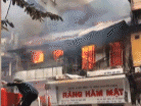 Cháy lớn trên phố Bát Đàn - Hà Nội, một người tử vong