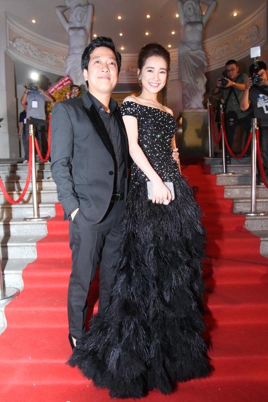 Vừa qua, trên thảm đỏ Mai vàng 2016, hình ảnh Trường Giang nâng váy cho Nhã Phương lại một lần nữa khiến khán giả “đứng ngồi không yên” vì phấn khích, thích thú. Cả hai diện trang phục lấy tông đen làm chủ đạo. Nếu như Trường Giang lịch lãm với vest cổ điển thì Nhã Phương lại gợi cảm với váy xẻ trễ vai cầu kì.