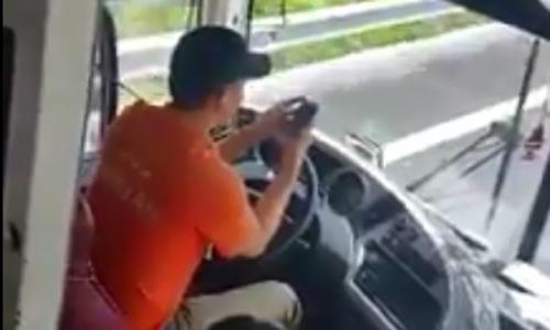 hai hung: tai xe vua luot facebook, vua phi xe voi toc do chong mat hinh anh 1