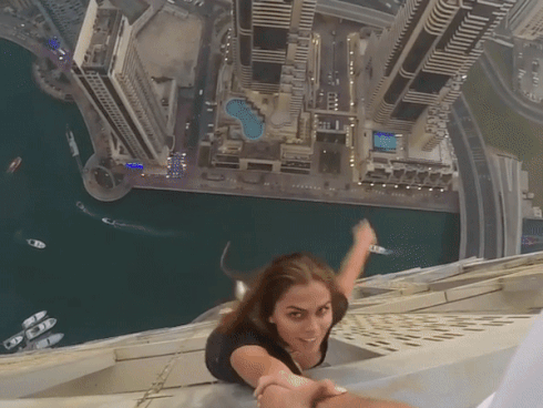 Chỉ vì một bức ảnh, mẫu nữ liều mình bám một tay vào bạn trai trên mép tòa nhà cao 306 mét