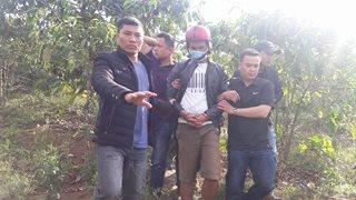 Hung thủ Đức bị dẫn giải đến nơi chôn giáu xác nạn nhân