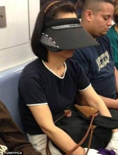 Nhung vi khach ky khoi va hai huoc tren tau dien ngam hinh anh 1