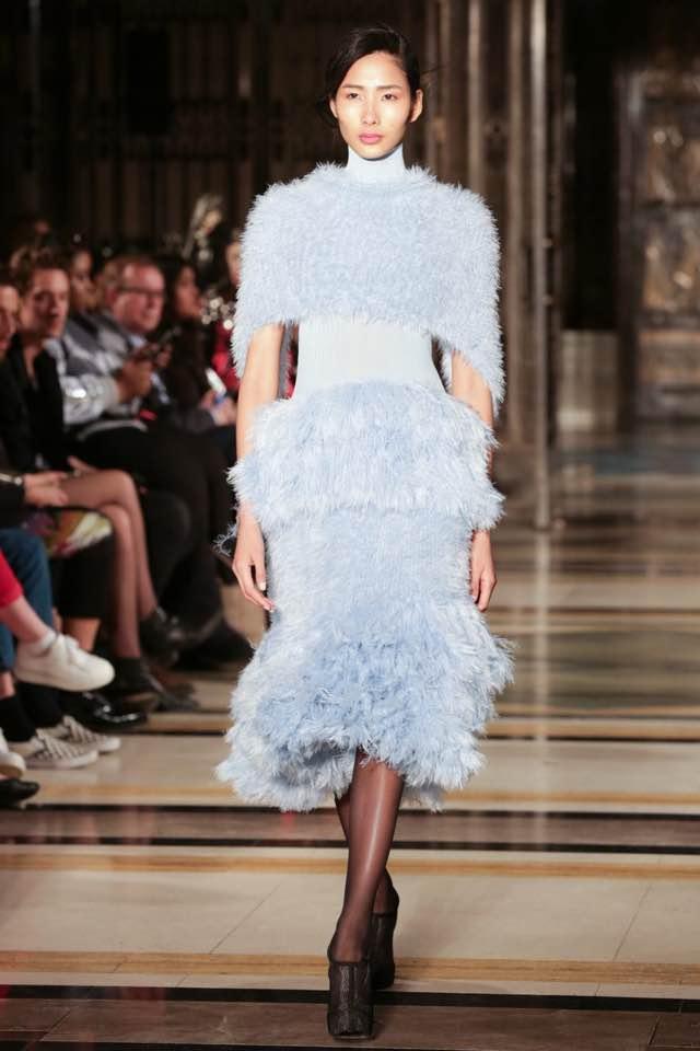 Diễn cùng show tại London, người mẫu Trang Phạm tỏ ý không ưa Hoàng Thùy? - Ảnh 1.