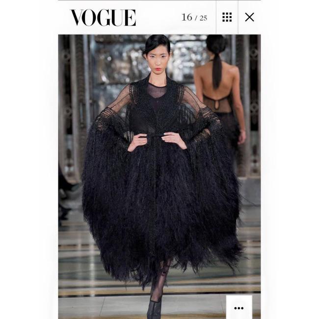 Diễn cùng show tại London, người mẫu Trang Phạm tỏ ý không ưa Hoàng Thùy? - Ảnh 4.