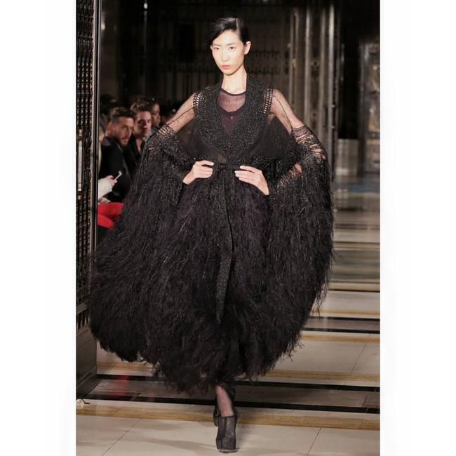 Diễn cùng show tại London, người mẫu Trang Phạm tỏ ý không ưa Hoàng Thùy? - Ảnh 5.