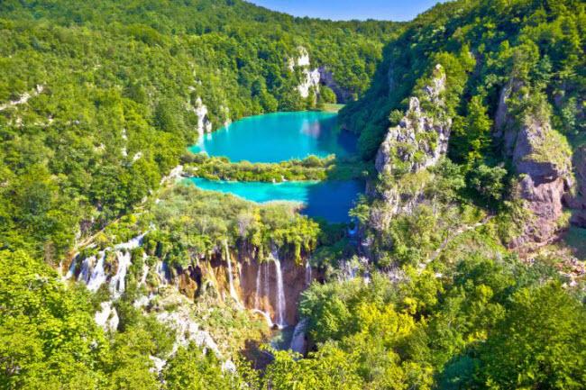 Khám phá vườn quốc gia Plitvice: Một trong những địa điểm có phong cảnh đẹp nhất ở Croatia là vườn quốc gia Plitvice, với 16 hồ trong xanh kết nối với nhau và xen giữa chúng là các thác nước đẹp như mơ.