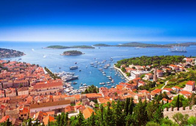 Đảo Hvar: Để khám phá hết vẻ đẹp của hòn đảo này, bạn nên đi bằng phà tới đó và ở trên đảo vài ngày. Điểm du lịch hấp dẫn đầu tiên là nhà thờ St Stephens nằm ngay trên bến tàu. Có một số điểm ăn sáng tuyệt vời để du khách nạp năng lượng chuẩn bị cho một ngày khám phá.