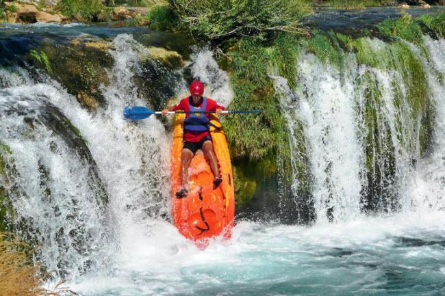 Chèo thuyền trên biển Adriatic: Nước biển ở Croatia rất trong, nên đây là địa điểm lý tưởng dành cho du khách thích chèo thuyền. Bạn có thể dành 1 giờ để chèo thuyền quanh thị trấn cổ Dubrovnik. Nếu mạo hiểm hơn, chèo thuyền trên sông Mreznica với nhiều thác nước đẹp là một lựa chọn không thể bỏ qua.