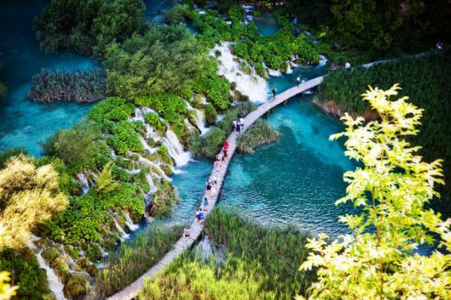 Du khách có nhiều lựa chọn nơi ở trong vườn quốc gia Plitvice. Hãy cố gắng trải nghiệm một đêm với gia đình người Croatia để cảm nhận sự mến khách của họ.