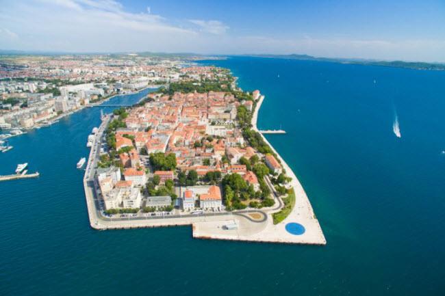 Thành phố Zadar: Nước ở thành phố này hoàn toàn khác biệt so với những nơi khác trên thế giới. Tới đây, du khách có cơ hội thưởng thức âm thanh phát ra từ “đàn organ biển”. Âm thanh được tạo ra khi sóng đánh vào ống nhựa và bậc đá ven biển.