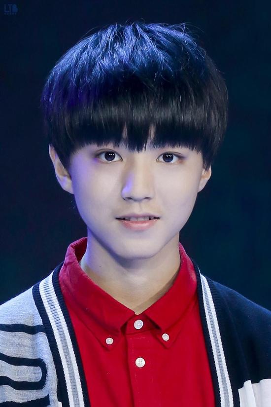 Vương Tuấn Khải sinh năm 1999, là trưởng nhóm Tfboys - nhóm nhạc thần tượng nổi tiếng nhất hiện nay ở Trung Quốc.