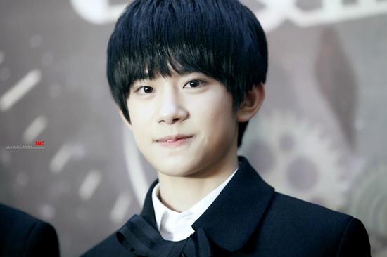 Dịch Dương Thiên Tỉ sinh năm 2000, là thành viên đảm nhận vị trí nhảy chính của TFBOYS.