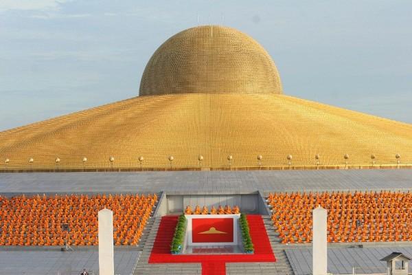Chùa Wat Phra Dhammakaya được xây dựng từ năm 1970 đến năm 1982, có diện mạo khác biệt với những ngôi chùa truyền thống của Thái Lan. Ngôi chùa được cho là giống mô hình của một sân vận động hoặc UFO (vật thể bay không xác định). Ảnh: Raredelights.