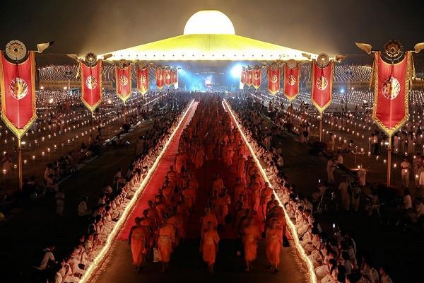 Trong cuộc bao vây và lục soát ngôi chùa Wat Dhammakaya để truy bắt trụ trì bị cáo buộc tham nhũng bắt đầu từ ngày 16/2, cảnh sát Thái Lan đã phát hiện một đường hầm bí mật tại đây. Quá trình điều tra gặp nhiều khó khăn vì lực lượng chức năng phải khám xét nhiều căn phòng tại ngôi chùa rộng lớn này. Ảnh: AFP.