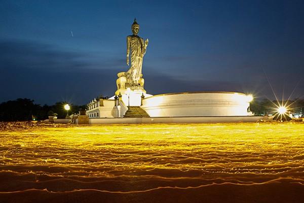 Trong 30 năm qua, chùa Dhammakaya phát triển vô cùng lớn mạnh, nhận hàng chục triệu USD tiền quyên góp. Ảnh: Reuters.