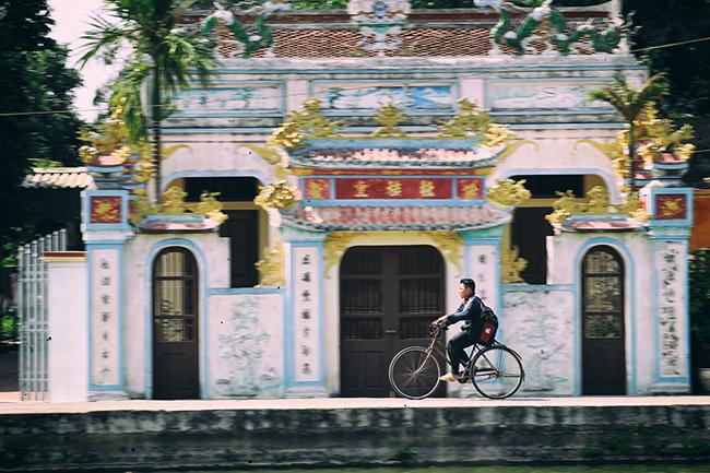 Làng Nôm thuộc huyện Văn Lâm tỉnh Hưng Yên là một ngôi làng cổ mang nhiều nét đặc trưng của làng quê Việt Nam. Những dấu vết xưa cũ, nét kiến trúc cổ kính đặc trưng với cây đa, giếng nước, sân đình, chùa, chợ, cổng làng và những ngôi nhà cổ... trải qua vài trăm năm vẫn còn vẹn nguyên khiến những ai có dịp ghé thăm không khỏi ngỡ ngàng và yêu thích.