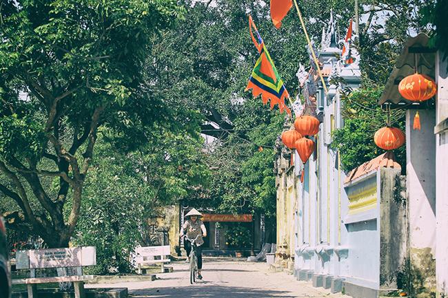 Về thăm làng Nôm trong một ngày đầu năm, con đường dẫn vào làng chạy dọc cánh đồng lúa đang vào mùa cấy mạ, phía bên trên bóng cây xanh rì rào trong gió như một lời mời gọi. Bước qua cổng làng Nôm ta như lạc vào không gian cổ tích của những câu chuyện dân gian từ vài trăm năm về trước.