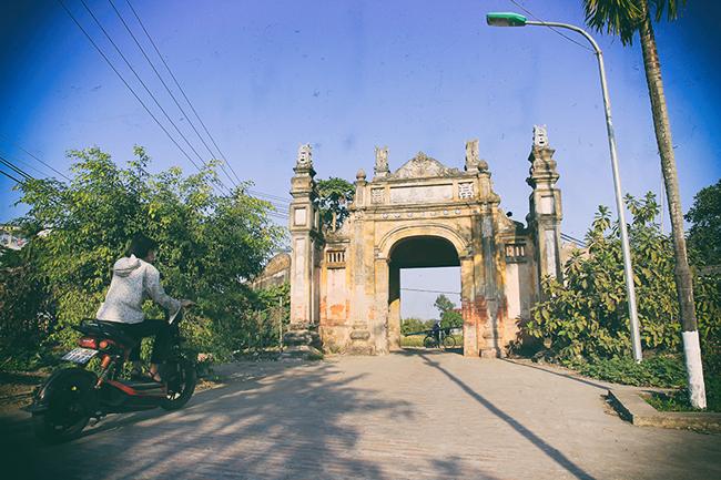 Cổng làng Nôm sừng sững với thời gian, theo các cụ cao niên trong làng chiếc cổng này đã có tuổi đời hơn 200 năm. Trải qua biết bao thăng trầm của lịch sử ngày nay cổng làng đã xuống cấp nhiều nhưng vẫn còn đó những nét họa tiết tinh xảo. Vòm cổng được đắp một đại từ gồm ba chữ: “Đồng Cầu Nôm”.