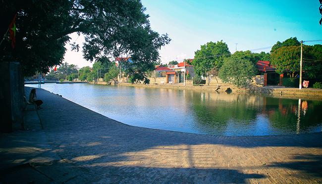 Sau cánh cổng, làng Nôm hiện lên hệt như những gì người ta vẫn hình dung về ngôi làng Việt cổ. Một bờ ao chung rộng lớn vừa là nơi để các cụ già ngồi hóng mát vào những trưa hè, vừa là chỗ để trẻ con trong làng tụ tập vui đùa… Ao làng rộng lớn như một hồ nước, mặt ao trong xanh tĩnh lặng như một chiếc gương phẳng khổng lồ rọi bóng những ngôi nhà cổ, cây cổ thụ khiến không gian càng thêm phần rộng lớn hơn.