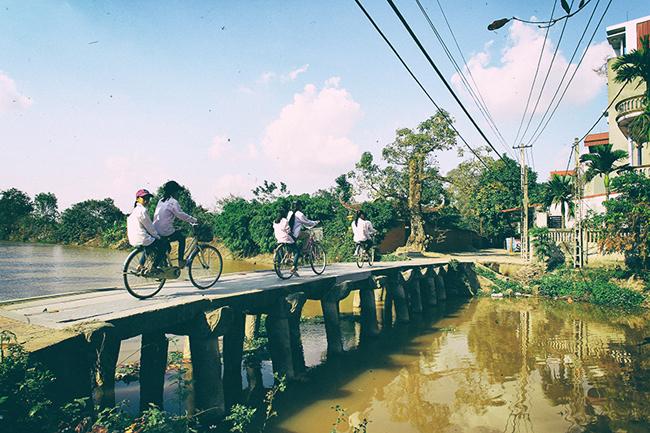 Làng Nôm còn một di sản vô cùng đặc biệt đó là “Cầu Nôm”, cây cầu đá xanh hơn 200 năm tuổi. Cầu Nôm là cây cầu đá cổ nhất vùng châu thổ sông Hồng với 9 nhịp bằng đá, hai bên thành cầu chạm khắc hình đầu rồng, cầu có các trụ đá chống đỡ. Cây cầu Nôm nổi tiếng tới mức người dân khắp xa gần không ai không biết tới những câu ca dao: “Đồng nát thì về cầu Nôm/ Con gái nỏ mồm về ở với cha” hay “Ai về cầu đá làng Nôm/ Mà xem phong cảnh nước non hữu tình