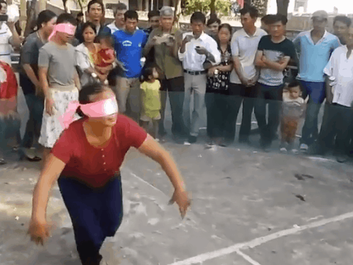 Cười vỡ bụng với trò chơi dân gian bịt mắt đi bắt vịt