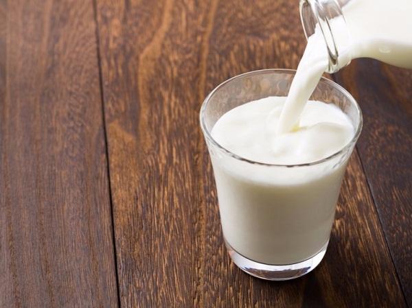 Sữa: Trong quá trình phát triển, có một số người gặp khó khăn trong việc tiêu hóa lactose. Sữa và các sản phẩm từ sữa chứa nhiều lactose khiến dạ dày khó tiêu và có thể gây ra đầy hơi. Ngoài ra, các sản phẩm từ sữa chưa tách kem cũng có thể dẫn đến béo bụng khi tiêu thụ quá nhiều.