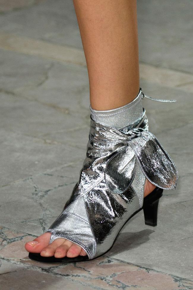 Xu hướng giày dép 2017: Thời đại của những thiết kế bánh bèo thắt nơ - Ảnh 8.