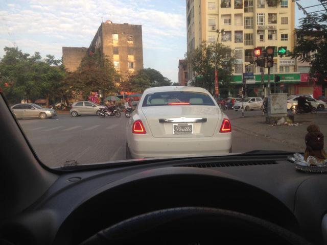 Cặp đôi Rolls-Royce Ghost của đại gia xứ Nghệ khoe dáng trên phố - Ảnh 1.