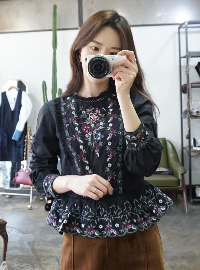 Váy áo họa tiết thêu: Đâu mới là kiểu dáng đáng sắm nhất cho Xuân/Hè 2017 này - Ảnh 1.