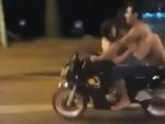 Sốc: Đôi nam nữ vừa đi xe máy vừa làm 'chuyện ấy' trên đường phố