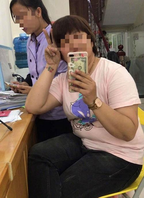 co giao truong mam non chat luong cao bi to doi nuoc len dau tre vi… te dam - 2