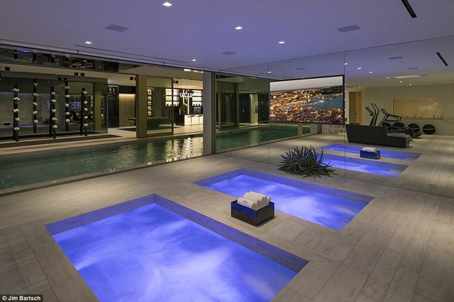 Hồ ngâm nước nóng giúp thư giãn cơ thể hoàn hảo.