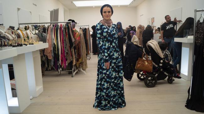 Nếu bạn thắc mắc phụ nữ Hồi giáo mặc gì đi dự Fashion Week, thì đây là giải đáp cho bạn - Ảnh 2.